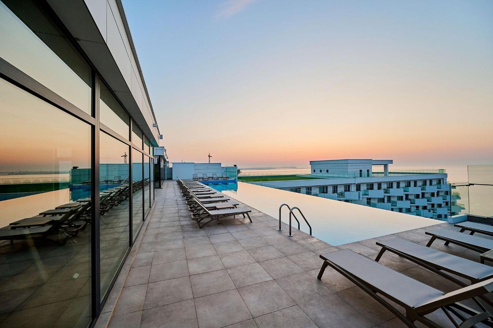 Beach Bliss Apartment In Infinity Beach Resort Parking Mamaia Exterior photo